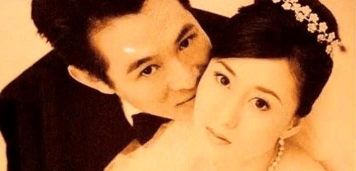  嘲讽|?当年李连杰赴美风光迎娶利智，港媒10字嘲讽让他羞愧难当、颜面扫地