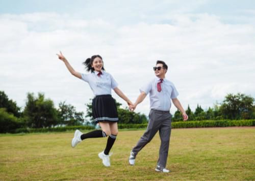 老人|44岁胡可穿学生服显清纯,一旁沙溢却穿老人鞋,被吐槽像两代人