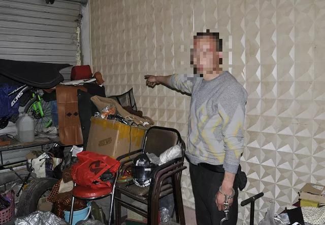 纪念币|黄金首饰、烟酒、纪念币，700件价值200万的赃物铺满篮球场！警方打掉特大入室盗窃团伙