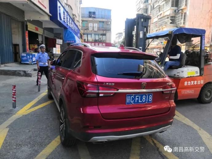 机动车|【注意】高新交警强力整治机动车违停