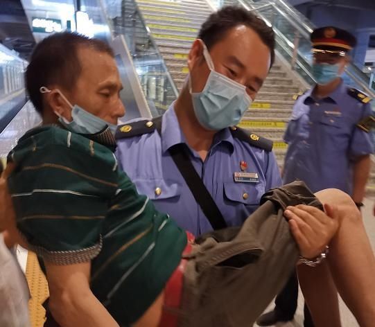 公主|暖心“公主抱”|列车员护送患病旅客平安出行