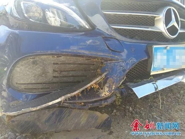  深夜|90后小伙深夜开着大奔独自上山，突然冲出山路