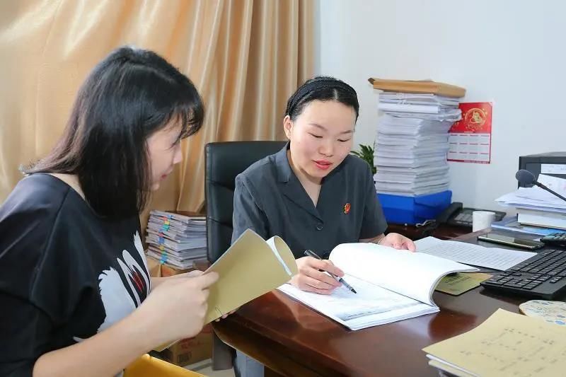  人员的面拦|嚣张被告人在法院门口拦截骚扰被害人！为办理这起涉恶案她心细到“入魔”