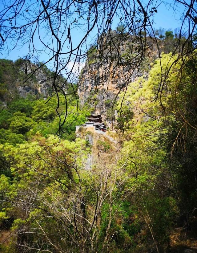 居住|云南深山有座寺庙,建在悬崖上距今千年,独自居住着一位中年男子