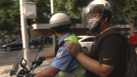  老师|高考第一天，监考老师上热搜！网友：忘带准考证的学生长大了……