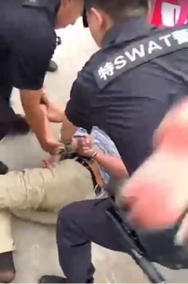 知情人|男子酒后夜市摊持刀将前妻捅死,知情人:曾用刀割前妻耳朵