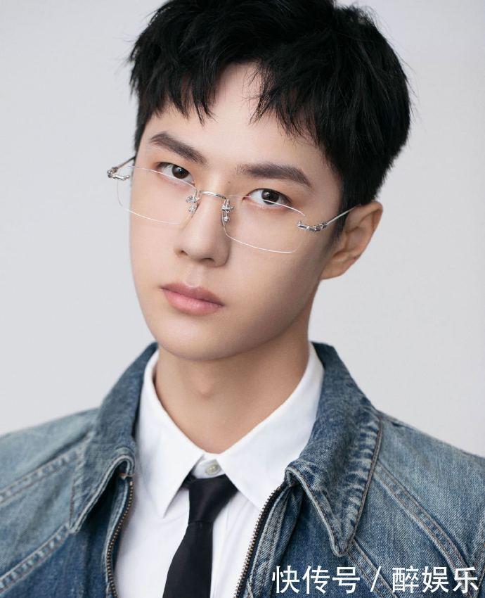 强忍|王一博敬业!脚伤严重坚持录制《天天向上》,面部紧皱强忍出镜