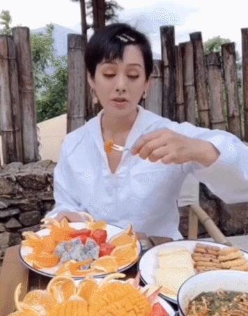 摇钱树|小S“摇钱树”计划稳了！母女同登封面似姐妹这是医美的力量？