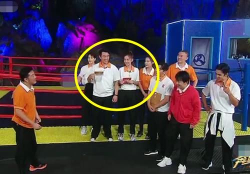  主动|她才是《跑男》最得宠的女嘉宾，被王嘉尔主动牵手，还“揽在”怀里