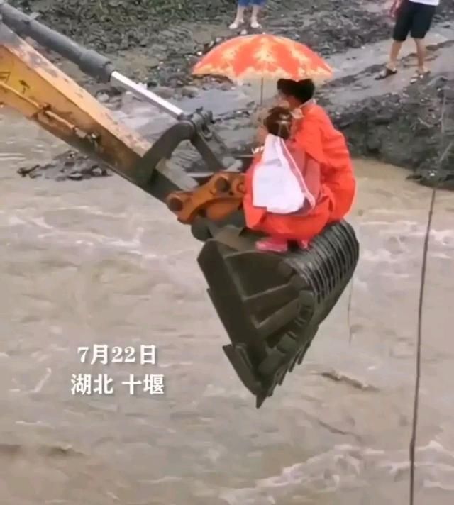 过河|新人结婚过河遇阻,挖掘机变鹊桥,网友:大姑娘坐挖掘机,头一回