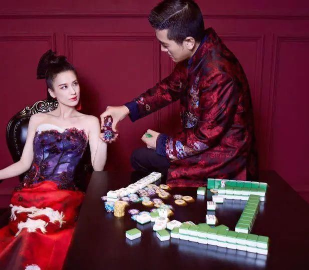 同框|黄圣依杨子夫妇同框拍大片,牵手相依互动亲密,有意破不和传言?