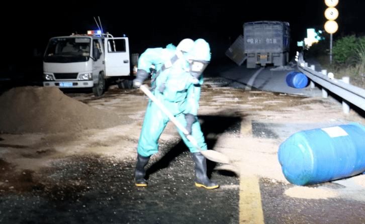  现场|急！有毒化工原料泄漏！