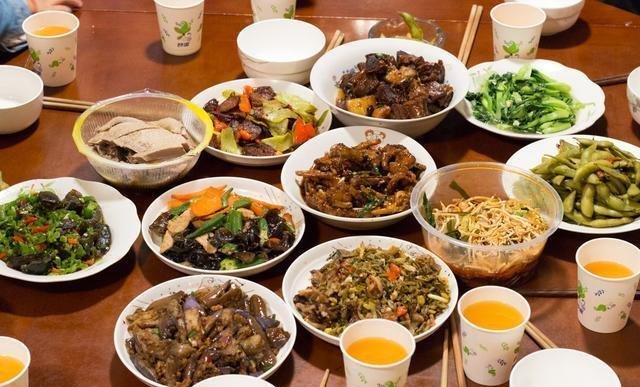 亲戚|周末亲戚来家里吃饭,弟媳下厨做了11道菜,大伙吃了一锅米饭