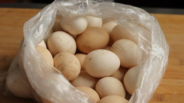  箱里面|鸡蛋不要放冰箱，教你保存小妙招，放三个月都不坏，省钱又实用