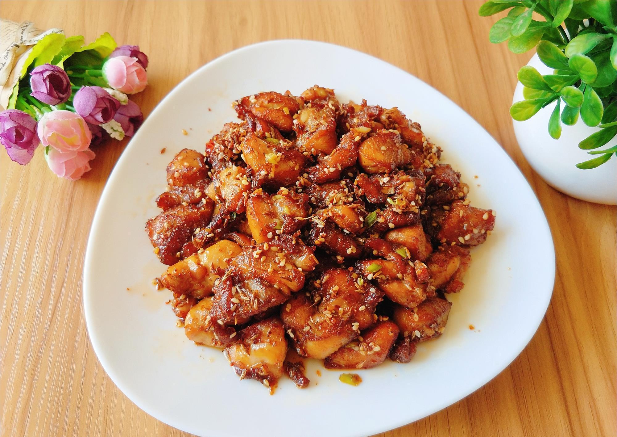  美味|鸡腿肉新吃法，外焦里嫩香辣过瘾，比烧烤还美味，配上啤酒真爽！