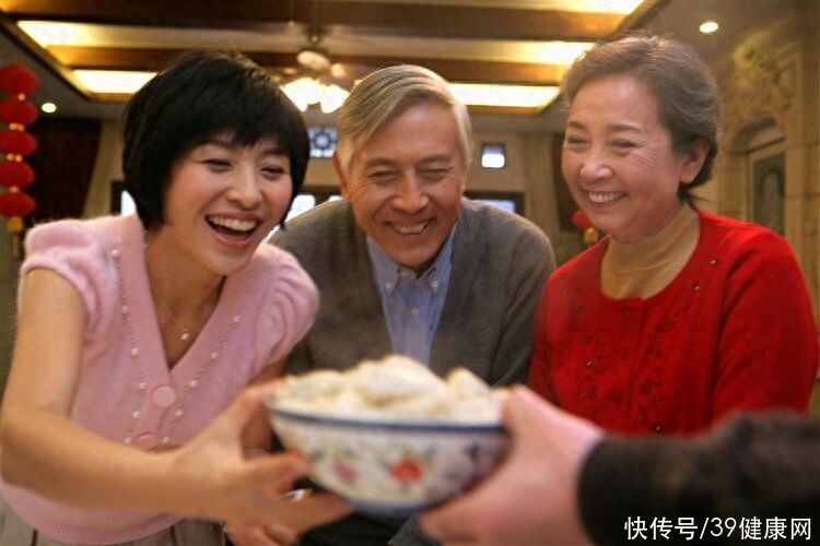 老年痴呆“祸根”被揪出！若有这3种吃饭习惯，劝你早点改掉2023