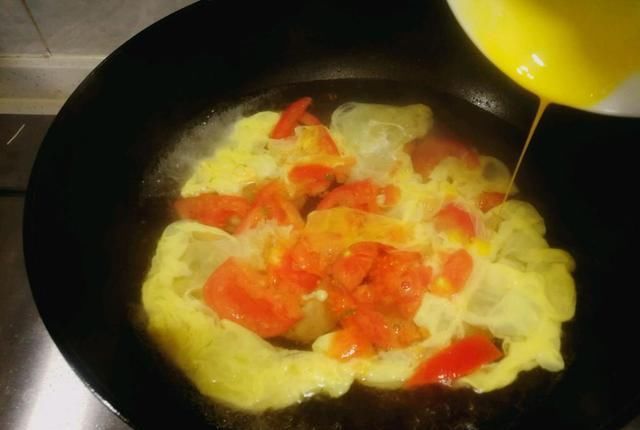  难怪|西红柿汤总不对味？先炒西红柿还是先加水，很多人做错难怪不好喝