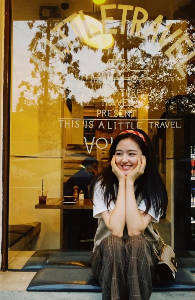 周周|李兰迪瘦身后有多美,T恤加马甲简单又自然,美回清纯少女脸!