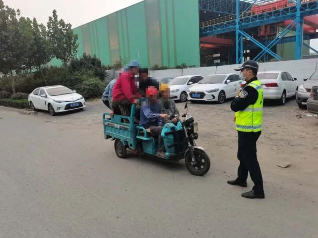 车违法载|冷汗直流!再看几起非法载客、超员案例! | 畅行中国 交警同行