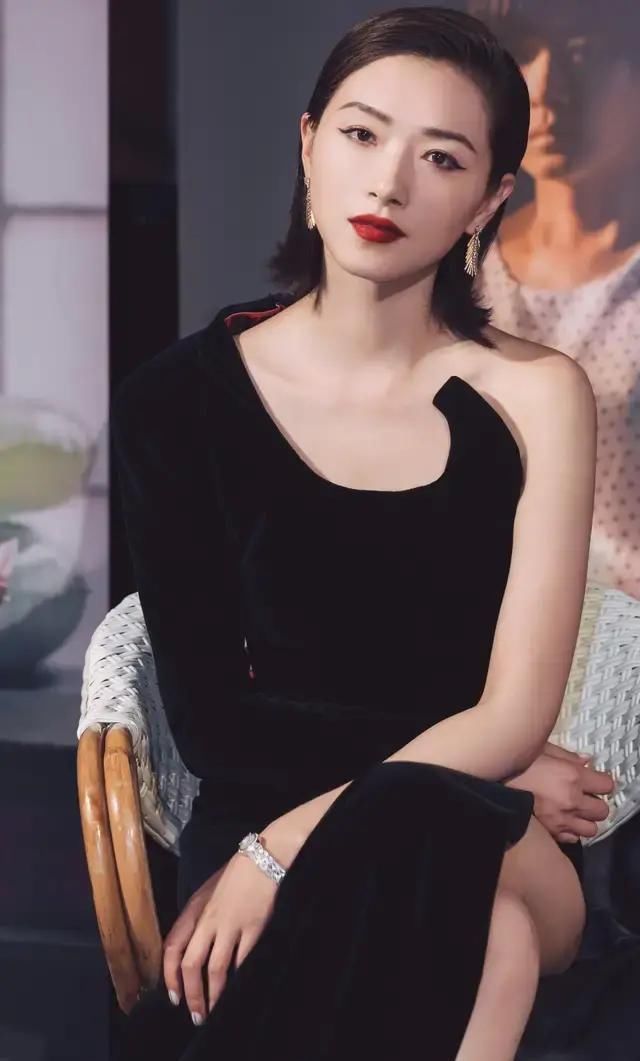  艺人|创造医学奇迹的艺人！右手臂粉碎性骨折，万茜5天后就开始练舞