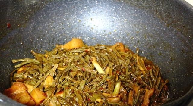  五花肉|1块五花肉，1把干豆角，放锅里炖一炖，又香又下饭，一碗都不够吃