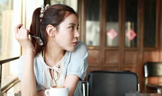 坐在|那个“宁愿坐在宝马里哭”的拜金女孩马诺,十年过去,她笑了吗?