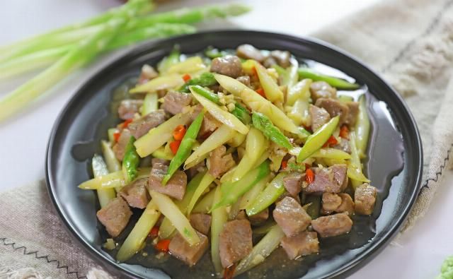 夏天|教你做芦笋炒牛排肉，好吃下饭的家常菜，新手一学就会，适合夏天