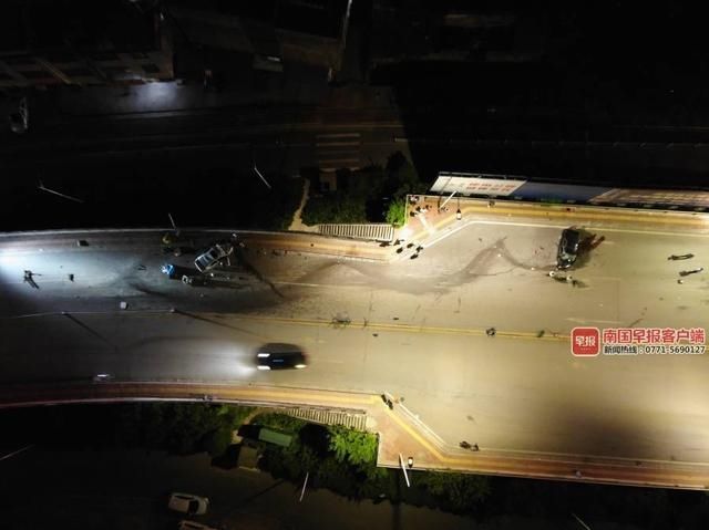 车头|2死4伤!贵港3车凌晨相撞,2辆小车车头直接撞碎