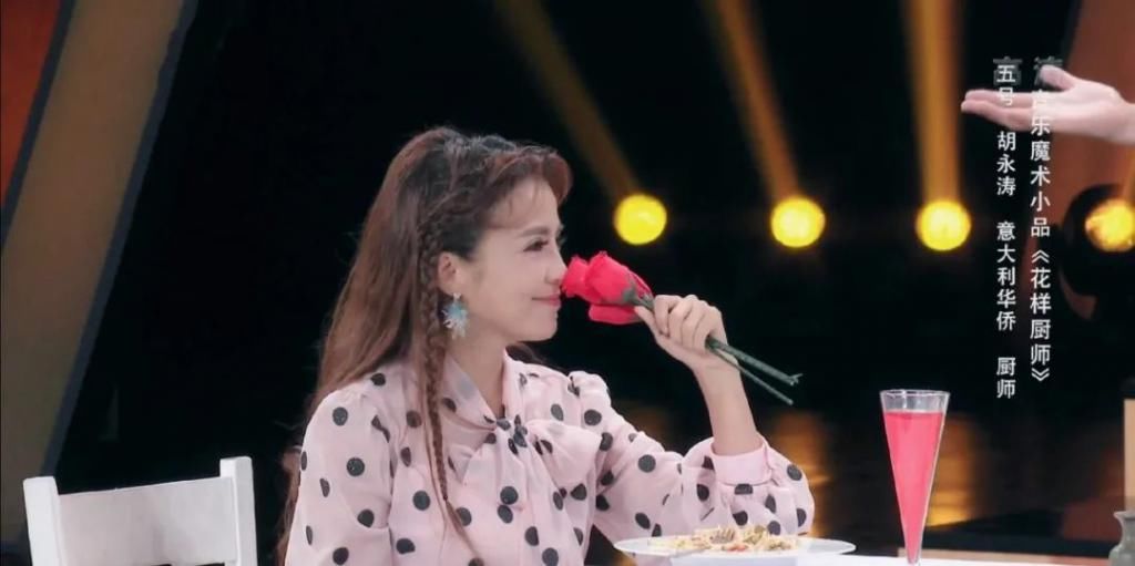  嘴里面|央视主持人朱迅身体告急？一天录制17场节目，《星光大道》上台需被助理搀扶？