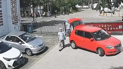  匪夷所思|匪夷所思！前一秒还在倒车，下一秒自己被卷进车底