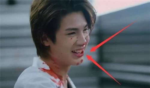  黄明昊|黄明昊脸上被人抹血浆，看到他之后的反应，素质果然装不出来！