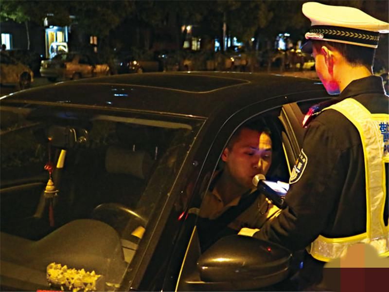  声称|男子遇交警查车，声称从不酒驾却被按倒在地，网友：抓你算轻的！