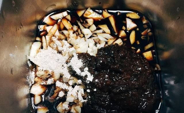  好吃|美味的牛肉茄子锅太好吃了，连筷子都装不下，这和米饭很相配