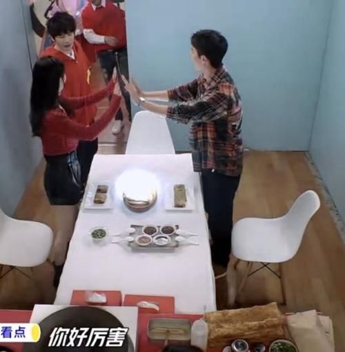  急坏|“允翡”同框：王一博太皮急坏赵丽颖，两人一起做煎饼，颖宝活泼