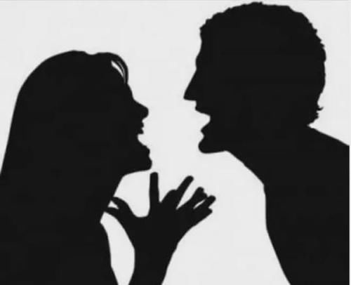 伪造|疑因连生3女男子掐死孕妻，转移财产伪造自杀，庭审否认故意杀人