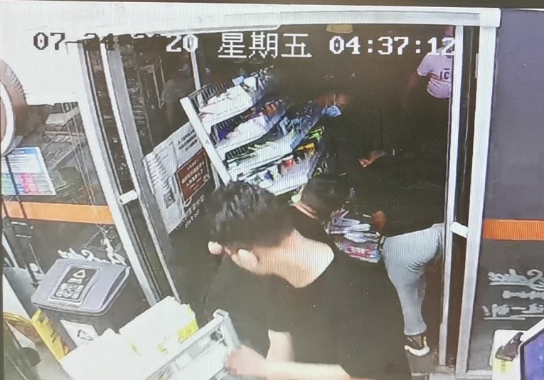 店员|北京两店铺半夜遭搬空 店员：有30多名壮汉，电锯开的锁