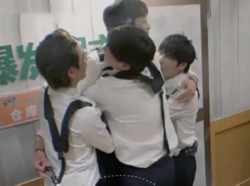  队友|玩不起？邓伦因胆小把队友关电梯外面，被质疑后联系节目组重新剪辑