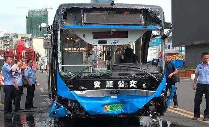  事故|公交车不幸冲进水库，已致21人死亡15人受伤，事故原因还在调查中