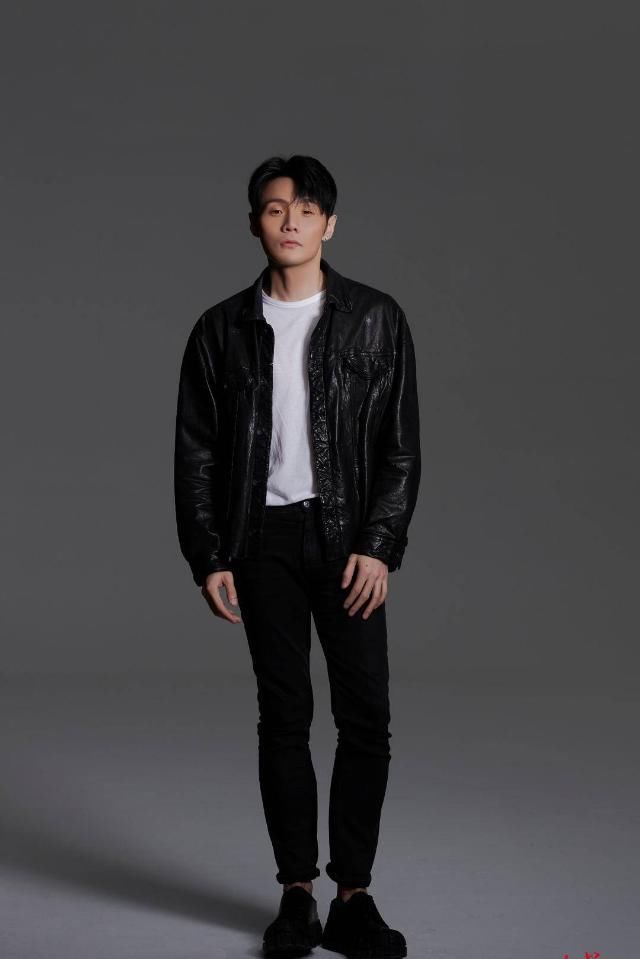  谢霆锋|谢霆锋李健李荣浩，今年的“好声音”还差最后一位导师