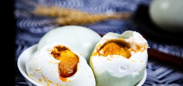 沙流油|腌咸鸭蛋时,别只加食盐,大厨教你正确方法,个个起沙流油