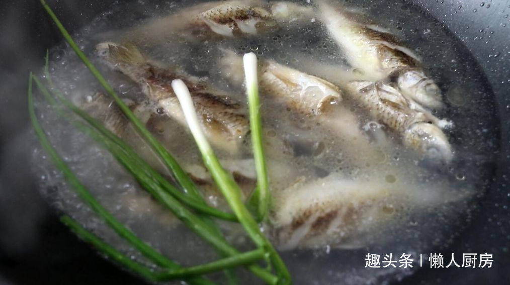 汤白|记住3点,你也能熬出一碗汤白如牛奶的鲫鱼汤,火候很重要