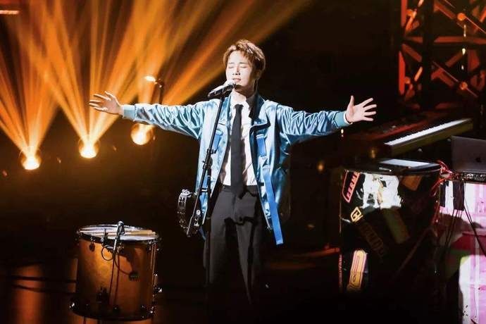  依旧|他是最惨《中国好声音》冠军，再次参赛轻松夺冠，却依旧不火！