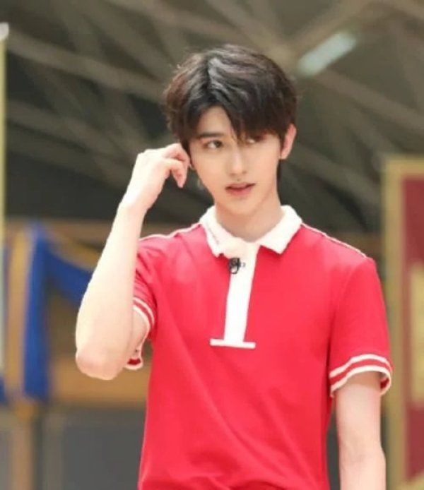  回应|孟美岐第一次见蔡徐坤就鞠躬90度，谁注意坤坤的回应？素养真装不出