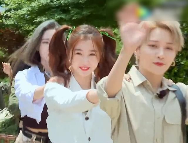  水枪|THE9综艺首秀预告，许佳琪赵小棠玩水枪，谢可寅搭档最帅男神