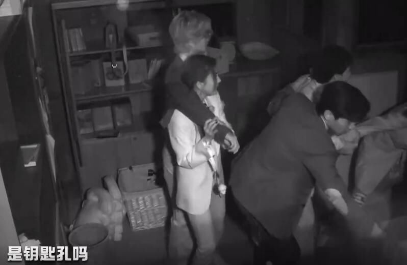  黄明昊|杨幂怕黑，下意识对黄明昊做出一个动作，暴露出她对弟弟的依赖！