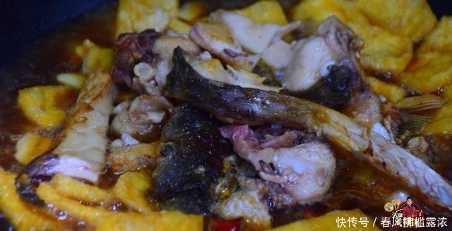 下饭|鱼头别蒸着吃了,加3块钱油豆腐教你特色吃法,简单好吃又下饭