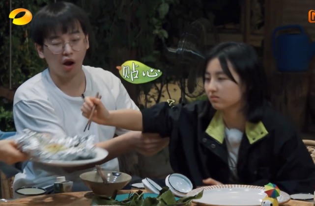 妹妹|张子枫伸手夹菜时,谁注意彭昱畅默默做了啥有女朋友就是不一样