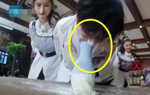 上用|蔡徐坤节目上用嘴叼袜子,谁注意他扭头后的小举动嫌不嫌弃太明显
