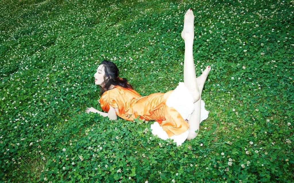 拼接|模特果然不一样，陈碧舸穿橙色拼接裙出镜，pose摆得太特别了