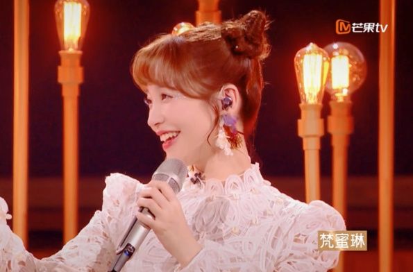 下台|《乘风破浪》金莎舞台掉2次扇子,下台后大哭,张雨绮表现成亮点
